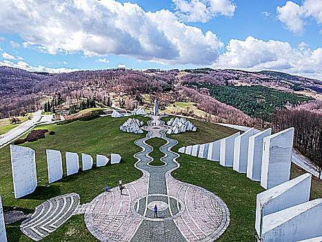 航拍塞尔维亚的前南斯拉夫纪念碑-弹孔