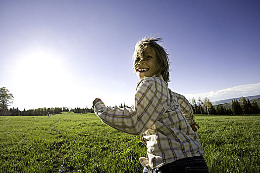 微笑,女孩,跑,草丛,土地,橡木溪,科罗拉多,美国