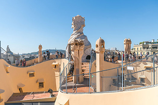 巴塞罗那著名景点米拉之家屋顶景观和烟囱雕像