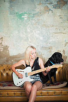 美女,狗,演奏,电吉他,沙发