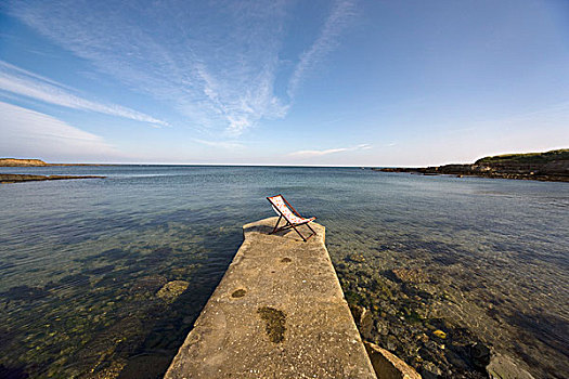 孤单,折叠躺椅,边缘,码头,诺森伯兰郡,英格兰,英国