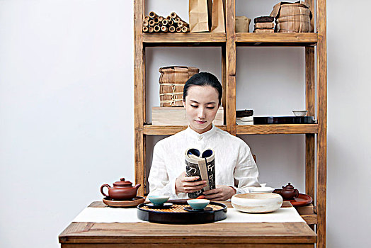 中国女性茶艺师做茶艺