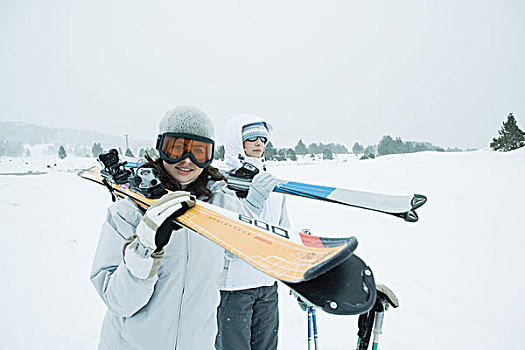 两个,年轻,滑雪,走,一起,肩上,一个,看镜头
