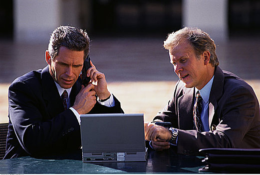 两个,成熟,商务人士,坐,户外,笔记本电脑,手机