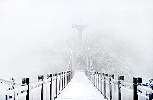 白雪覆盖下的天门山索桥