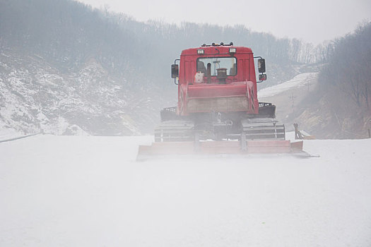 滑雪场正在工作的压雪车