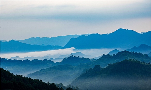 重庆酉阳,清晨山岚美如画