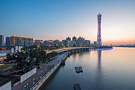 日落时分的广州塔和高级住宅区