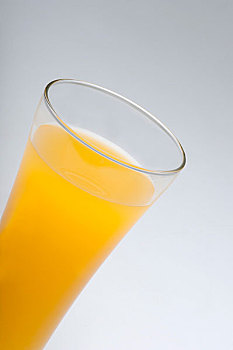 一杯凉爽的橙汁