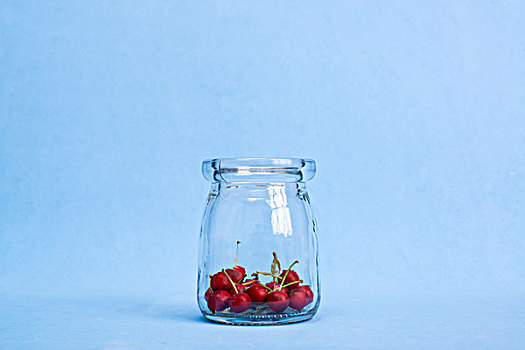 玻璃瓶和红色果子