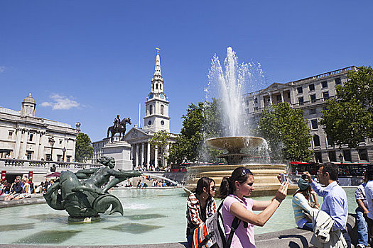 英格兰,伦敦,特拉法尔加广场,喷泉,游客