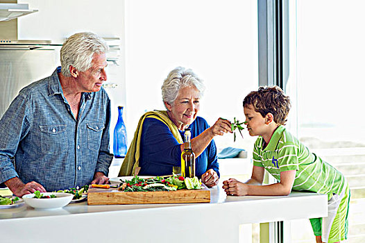 老年,夫妻,孙子,厨房操作台