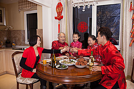 東方家庭過年吃團(tuán)圓飯