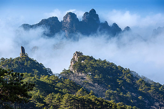 黄山飞来石远眺风光