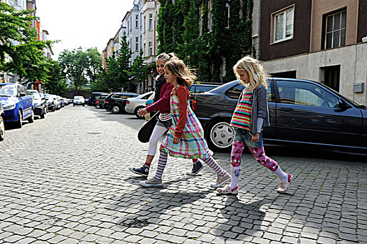 三个,女孩,住宅,街道,中心,杜塞尔多夫,北莱茵威斯特伐利亚,德国,欧洲