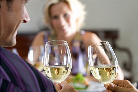 情侣,拿着,玻璃,白葡萄酒,桌子,女人,微笑,背景