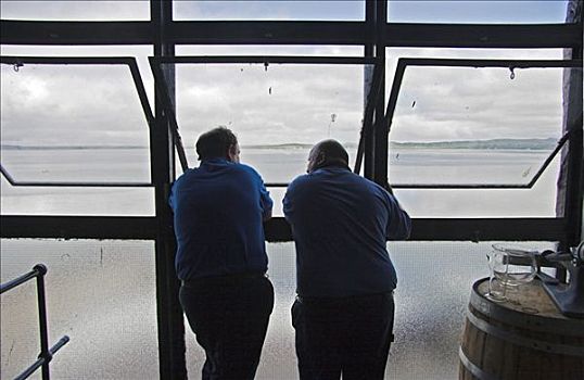 威士忌酒,时间,两个,工人,酿酒厂,看窗外,海洋,岛,伊斯雷岛,苏格兰