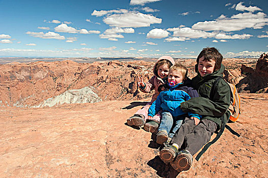 孩子,坐,边缘,峡谷,峡谷地国家公园,犹他,美国