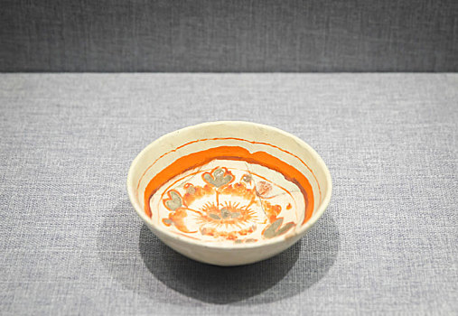 白釉红绿彩折枝花卉瓷碗