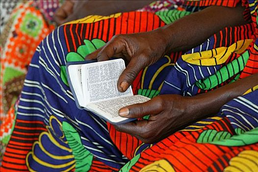 手,拿着,书本,教堂礼拜,喀麦隆,非洲