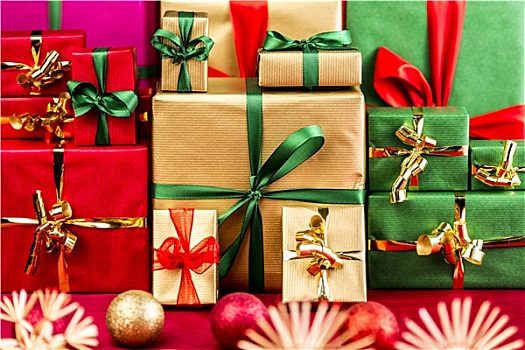 三个,堆放,圣诞节,礼物,红色,金色,绿色