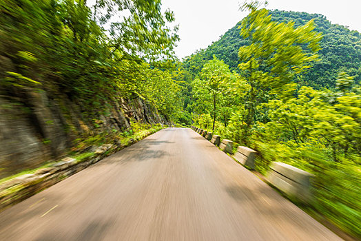 奔驰在动感的山路