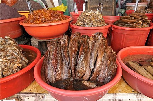 干鱼,塑料碗,鱼市,永隆,湄公河三角洲,越南,亚洲