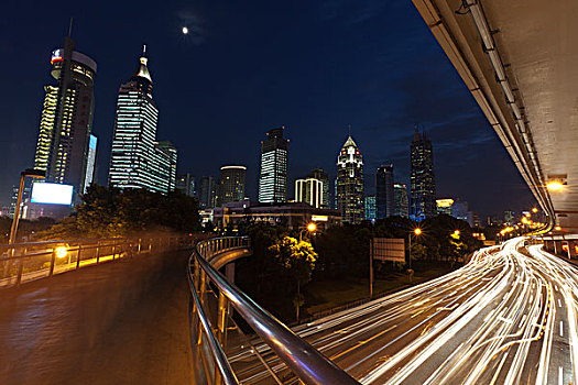 上海繁忙的延安路高架夜景