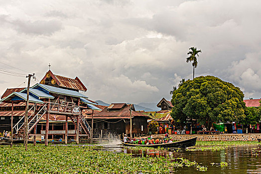 跳跃,寺院,运河,船,茵莱湖,掸邦,缅甸