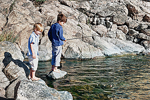 两个男孩,站立,石头,钓鱼,瑞典
