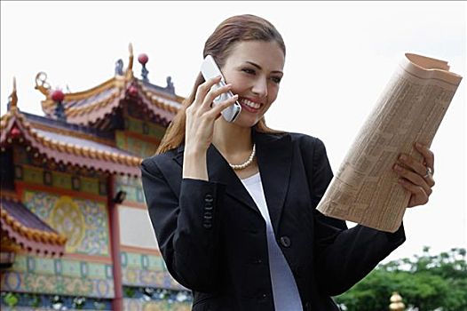 职业女性,手机,看,报纸,中国寺庙,背景