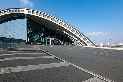成都双流国际机场t2航站楼和道路低视角