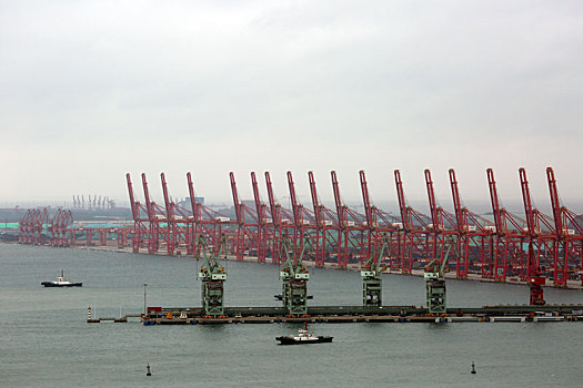 台风,烟花,威力巨大,远洋巨轮纷纷避风港口桥吊耸立