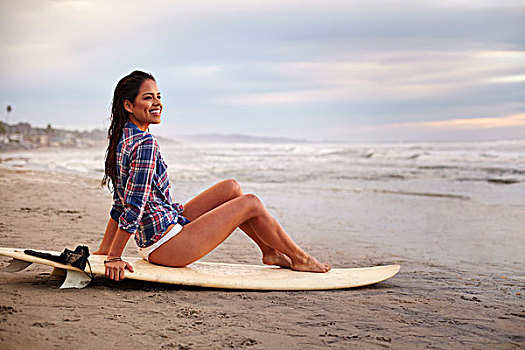 少妇,坐,冲浪板,海滩,圣地亚哥,加利福尼亚,美国