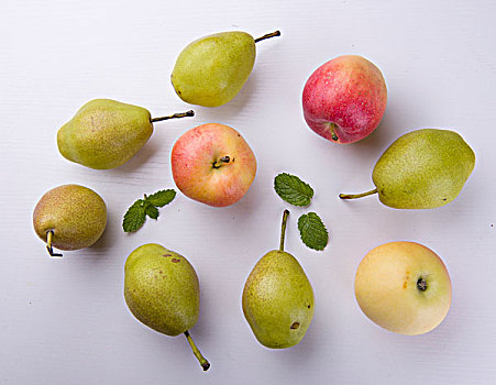 苹果,梨和薄荷叶