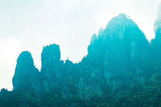 广西金秀圣堂山南山丹霞险峰雾海景观