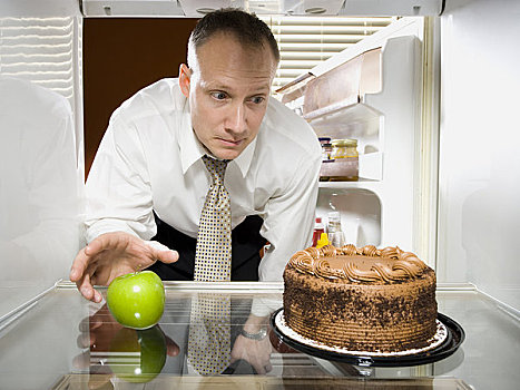 男人,冰箱,青苹果,看,巧克力蛋糕