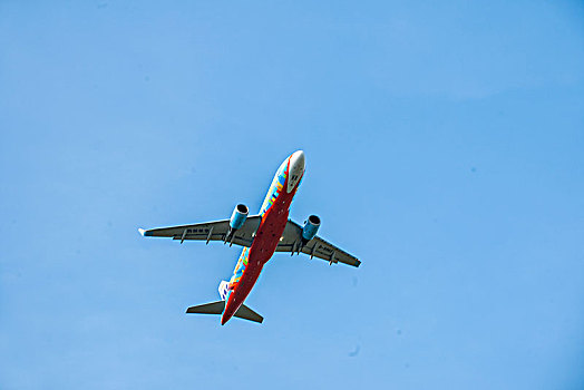 西部航空的飞机正从重庆江北机场起飞