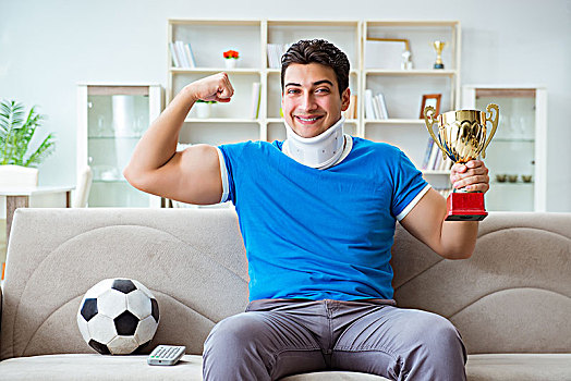 男人,颈部,受伤,看,足球,在家