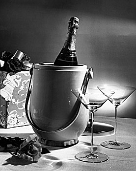 两个,马提尼酒杯,香槟酒瓶,冰桶,桌子