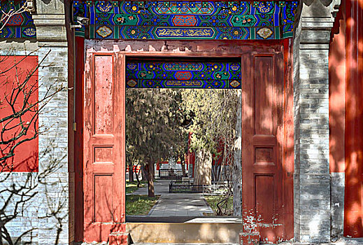 北京卧佛寺山门侧门