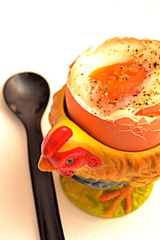 蛋在蛋杯,用汤匙