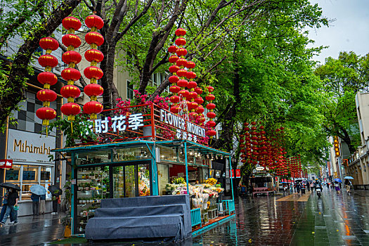 广州2023年春天三月春雨中的北京路步行街美景