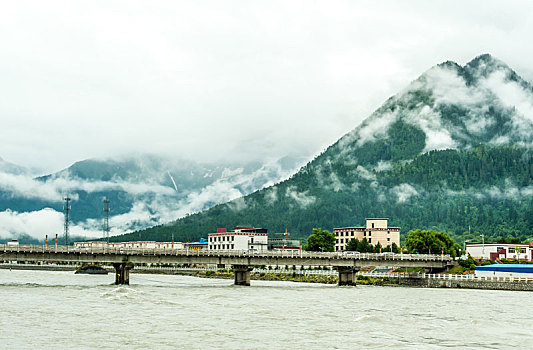 西藏林芝南迦巴瓦峰云海和河流