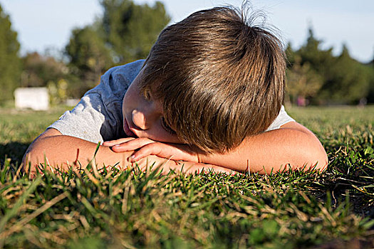 郁闷,男孩,低头,躺着,公园,草