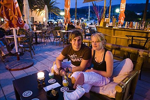 年轻,情侣,街头咖啡馆,岛屿,克罗地亚,欧洲