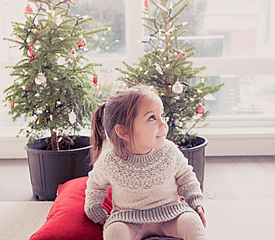 微笑,女孩,正面,盆栽,树,圣诞灯光