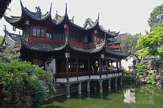 上海豫园古典园林卷雨楼