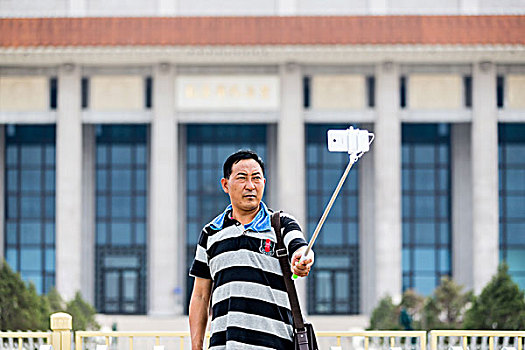 游客在北京毛主席纪念堂前拍照留念
