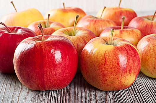 成熟,红苹果,木质背景